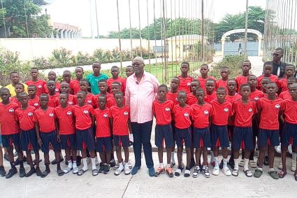 Académie Alima : Hugues Ngouélondélé booste le moral des jeunes footballeurs en route pour Oyo