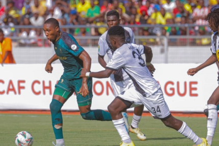 Clément Mzize (Younng Africans) en position de frappe face au TP Mazembe