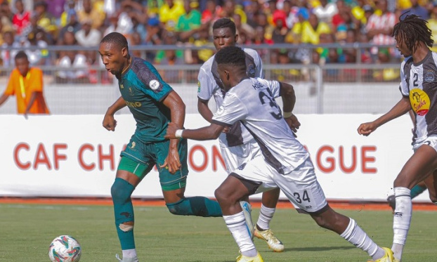 Clément Mzize (Younng Africans) en position de frappe face au TP Mazembe