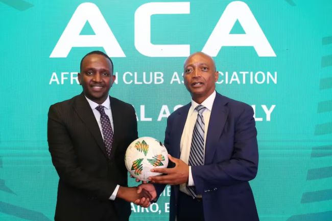 Hersi Ally Said, président de l'Association des Clubs Africains (ACA) à gauche et Patrice Motsepe, le président de la Confédération Africaine de Football (CAF) à droite.