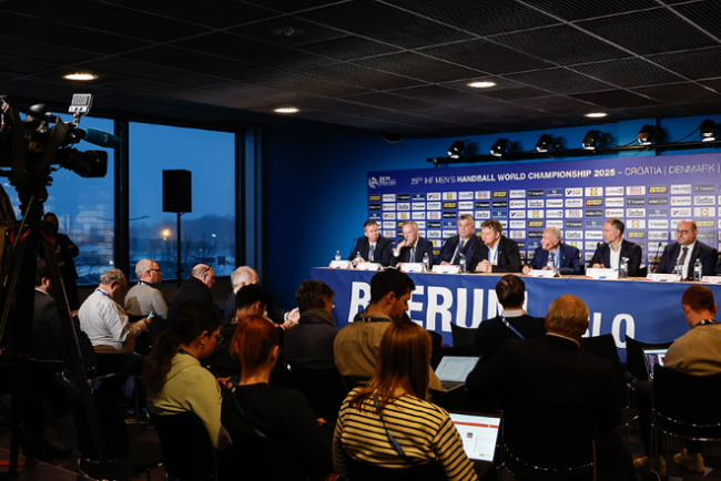 Le président de l'IHF, le Dr Hassan Moustafa, a présenté entre les matchs pour la médaille de bronze et d'or à l'Unity Arena d'Oslo, en Norvège la conférence de presse de clôture du Championnat du monde masculin de l'IHF 2025, le dimanche (2 février) devant les médias du monde entier.