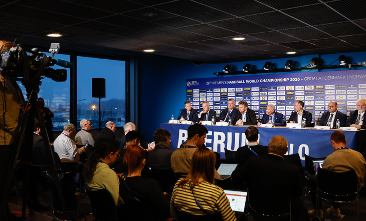 Le président de l'IHF, le Dr Hassan Moustafa, a présenté entre les matchs pour la médaille de bronze et d'or à l'Unity Arena d'Oslo, en Norvège la conférence de presse de clôture du Championnat du monde masculin de l'IHF 2025, le dimanche (2 février) devant les médias du monde entier.