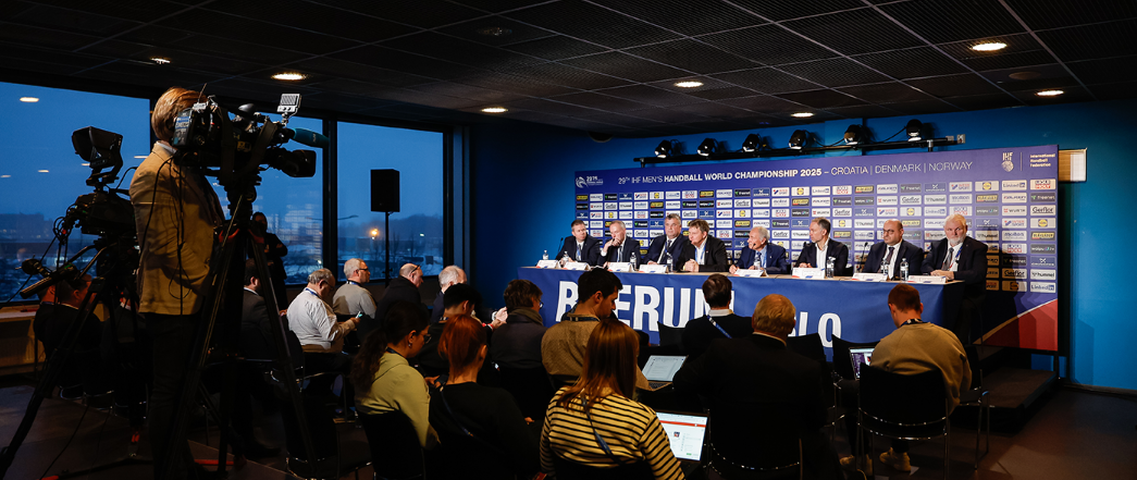 Le président de l'IHF, le Dr Hassan Moustafa, a présenté entre les matchs pour la médaille de bronze et d'or à l'Unity Arena d'Oslo, en Norvège la conférence de presse de clôture du Championnat du monde masculin de l'IHF 2025, le dimanche (2 février) devant les médias du monde entier.